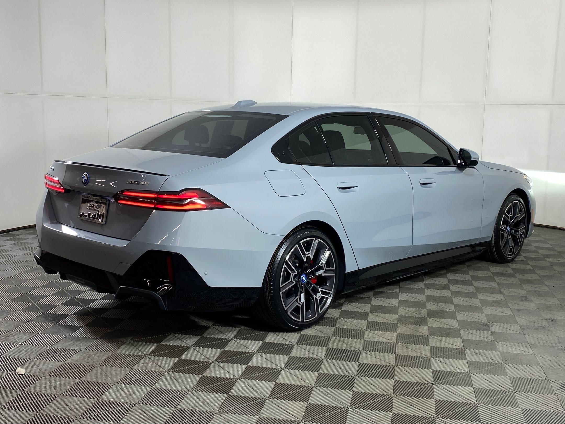 Certified 2025 BMW i5 xDrive40 w/ M Sport Package image 9