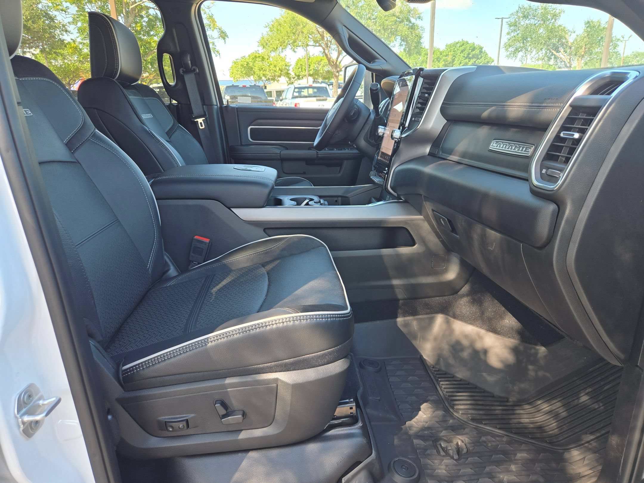 Used 2025 RAM 2500 Laramie AWD/4WD image 25