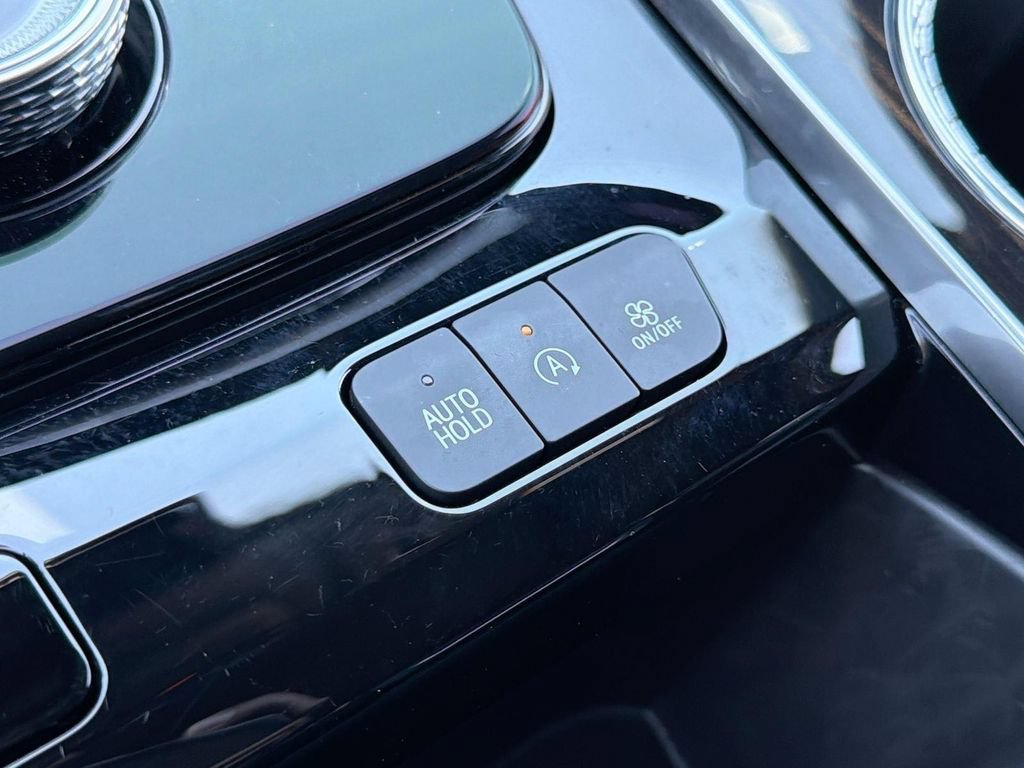 Certified 2026 Cadillac Escalade ESV Luxury AWD/4WD image 18