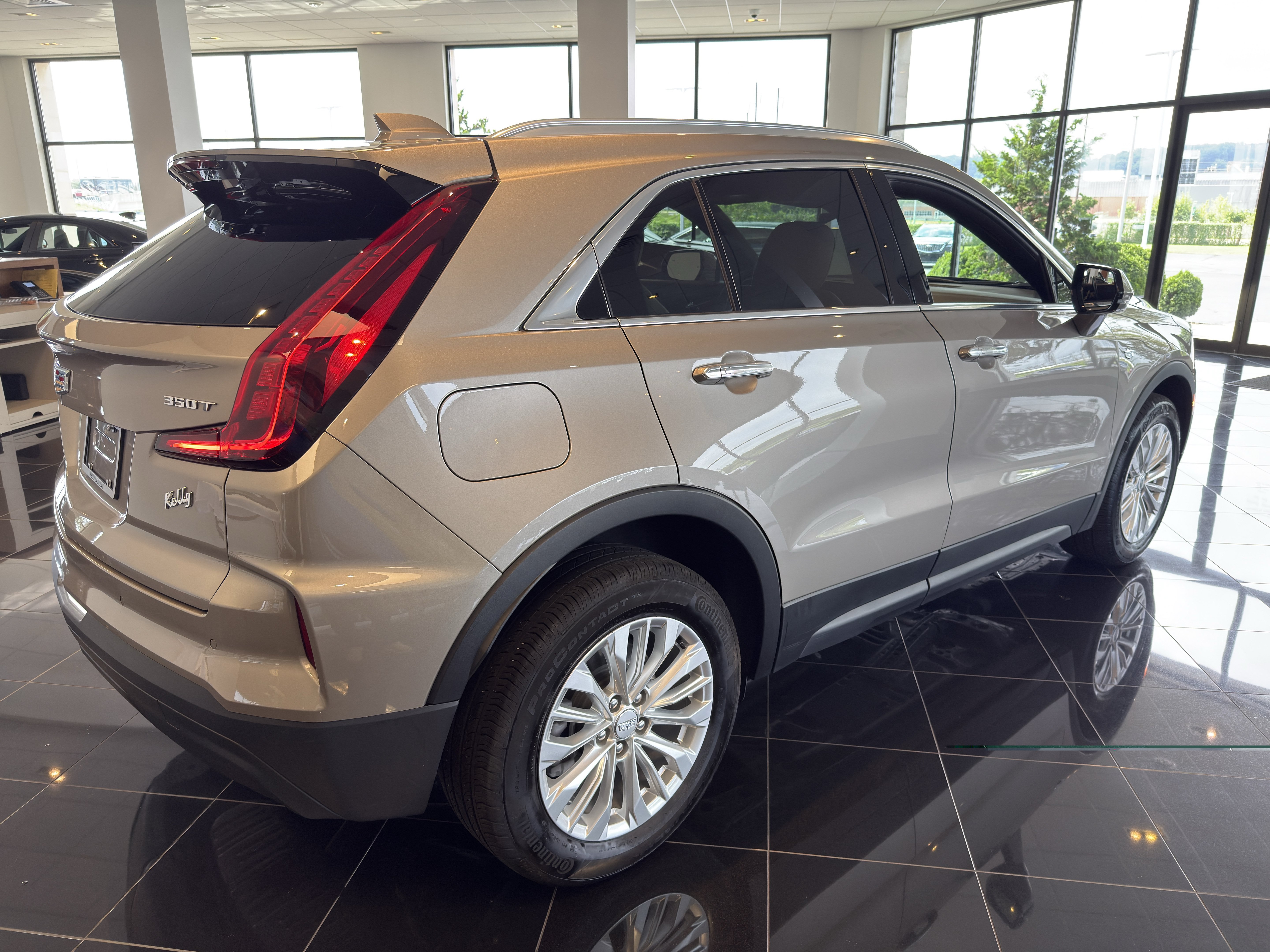 Certified 2024 Cadillac XT4 Luxury w/ Cold Weather Package AWD/4WD image 6