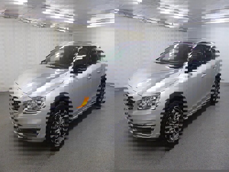 Used 2015 Volvo V60 T5 Cross Country w/ Convenience Package image 3