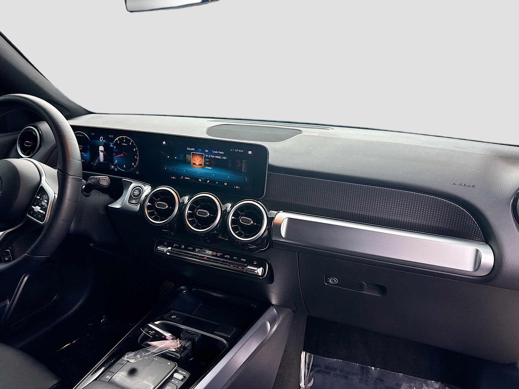 Used 2021 Mercedes-Benz GLB 250 4MATIC w/ Premium Package image 30