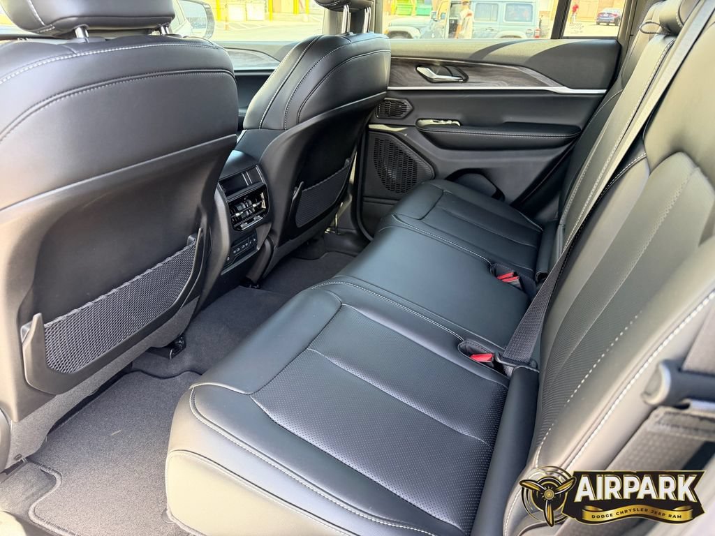 New 2026 Jeep Grand Cherokee Limited w/ Luxury Tech Group II AWD/4WD image 13
