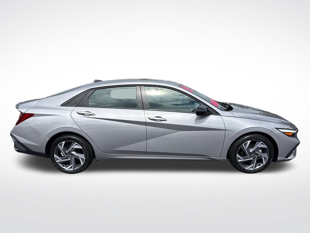 Certified 2025 Hyundai Elantra Sport FWD image 6