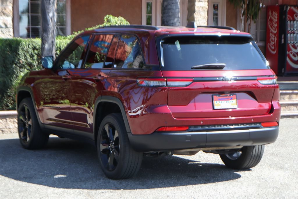Used 2024 Jeep Grand Cherokee Altitude RWD image 6
