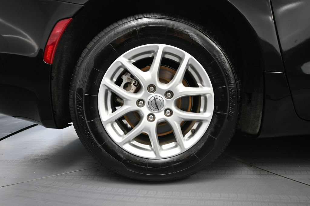 Used 2024 Chrysler Pacifica Touring-L FWD image 11
