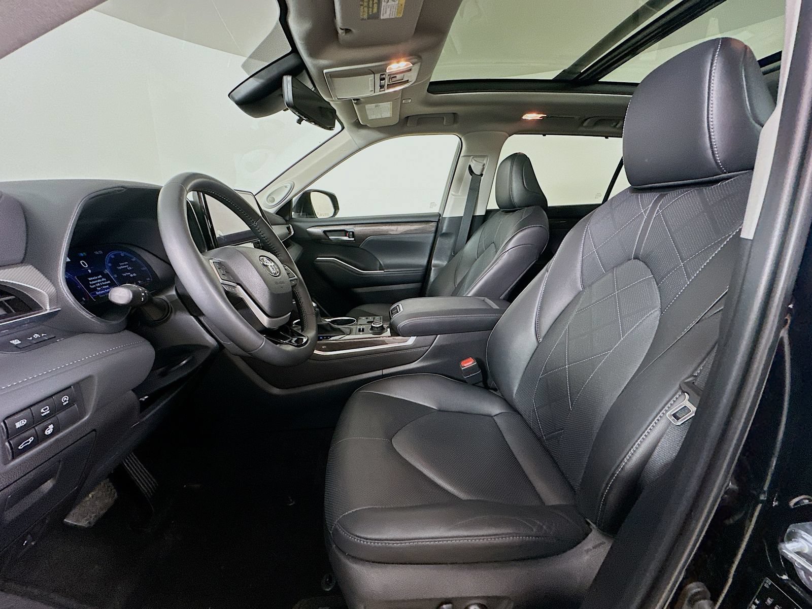 Used 2024 Toyota Highlander Platinum AWD/4WD image 33