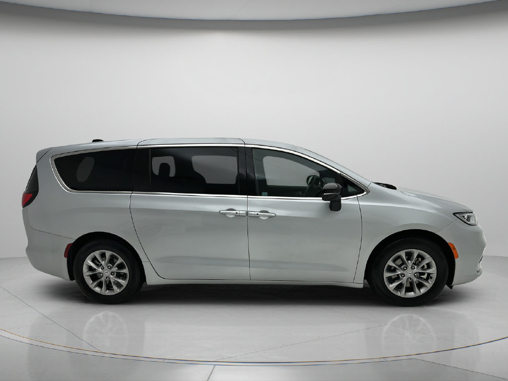 Used 2026 Chrysler Pacifica Limited FWD image 2