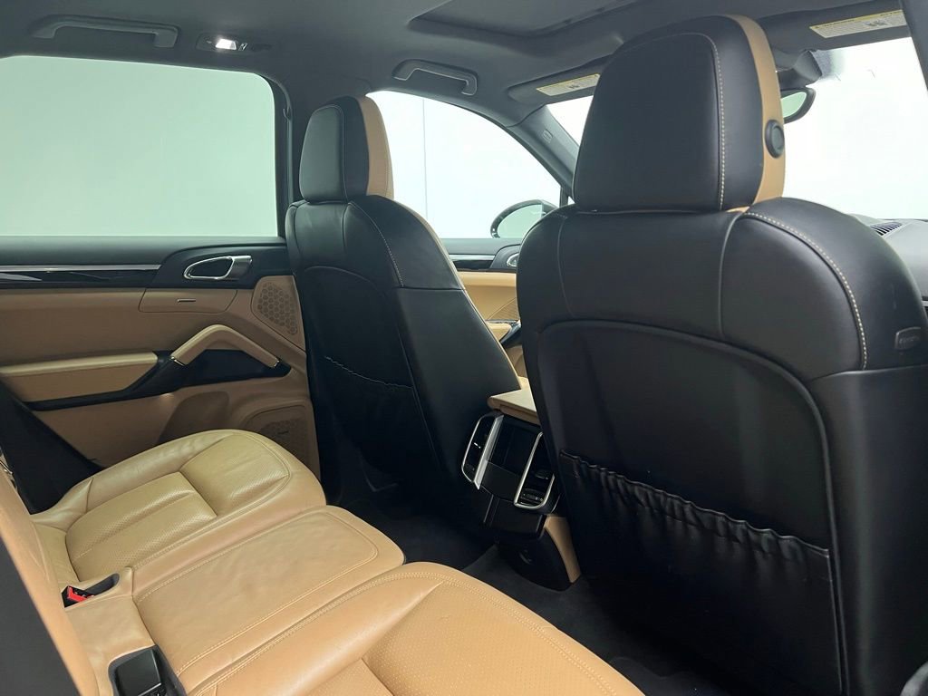 Certified 2018 Porsche Cayenne Platinum Edition image 17