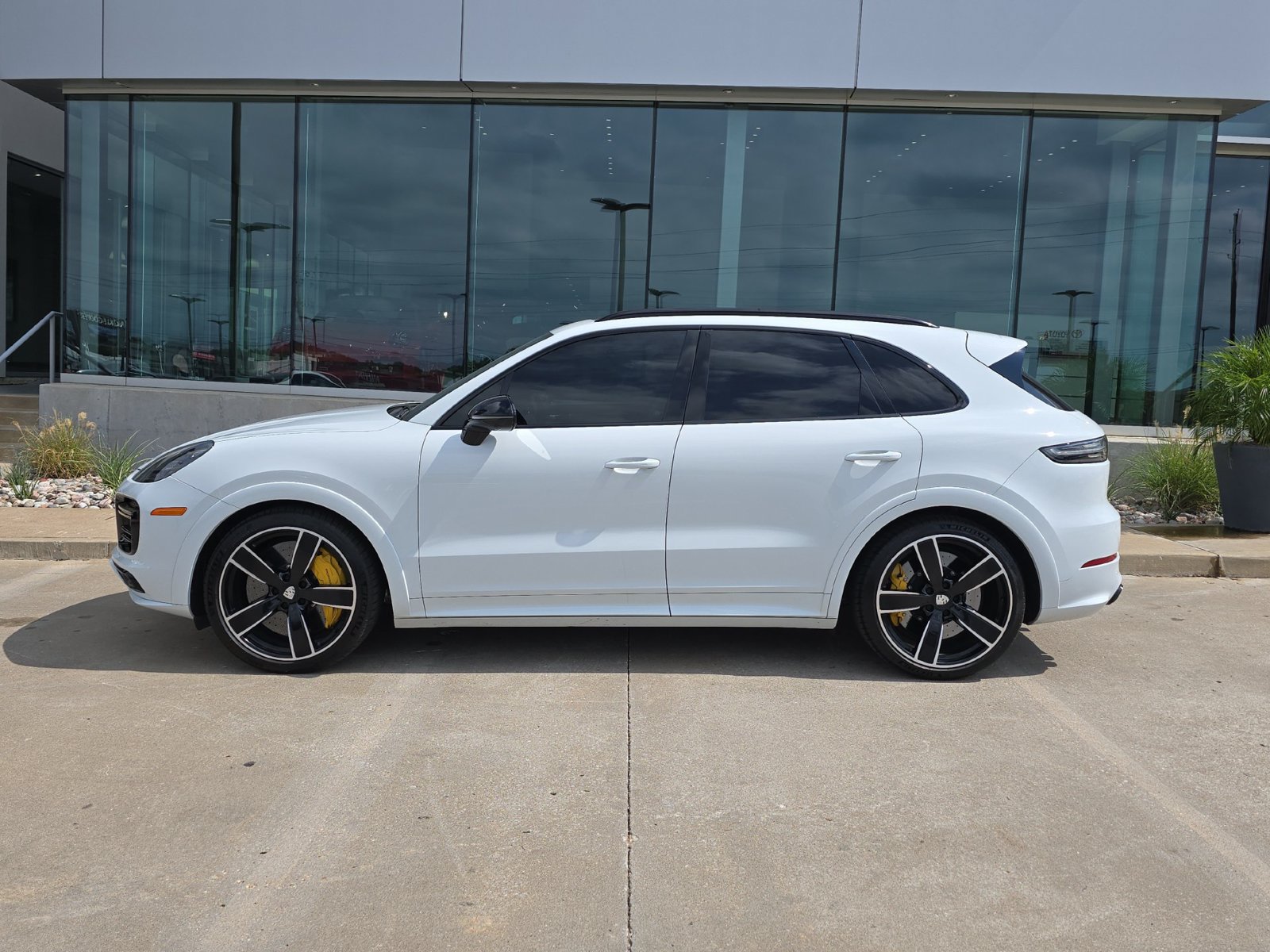 Used 2020 Porsche Cayenne Turbo AWD/4WD image 2