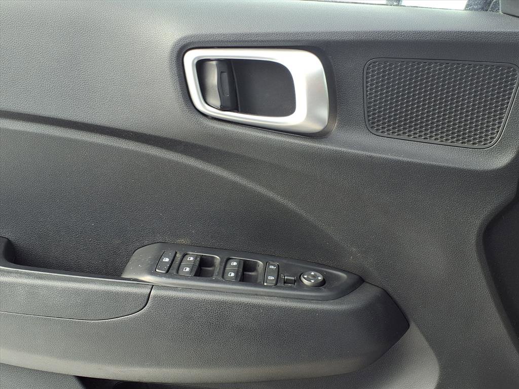 Used 2022 Hyundai Venue SE image 17