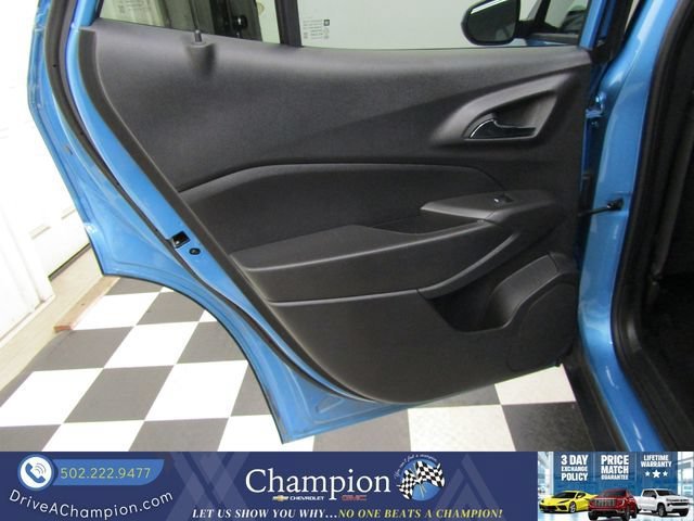 Used 2025 Chevrolet Trax LT FWD image 12