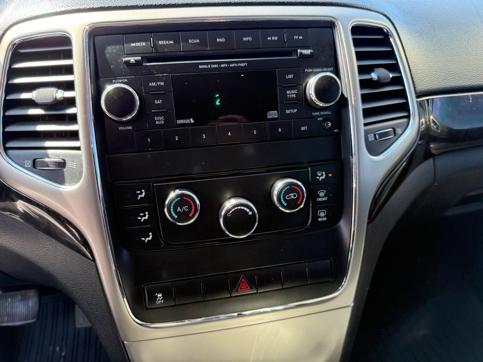 Used 2013 Jeep Grand Cherokee Laredo w/ Laredo E Group image 18