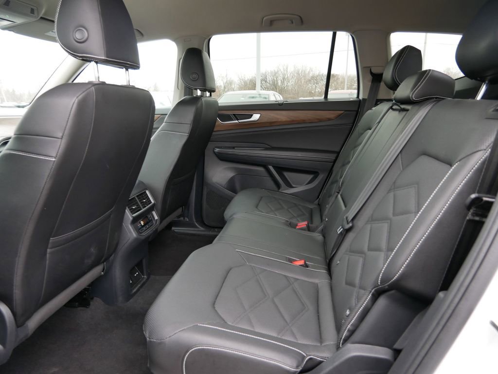 Used 2025 Volkswagen Atlas SE AWD/4WD image 16