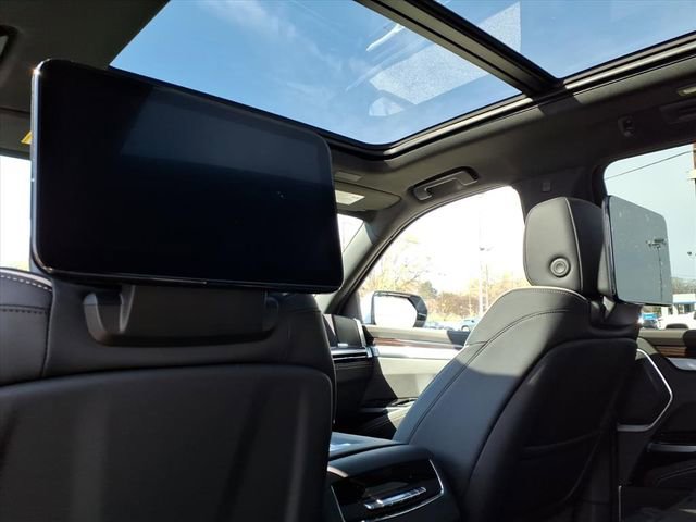 New 2026 Cadillac Escalade ESV Luxury w/ Touring Package image 7