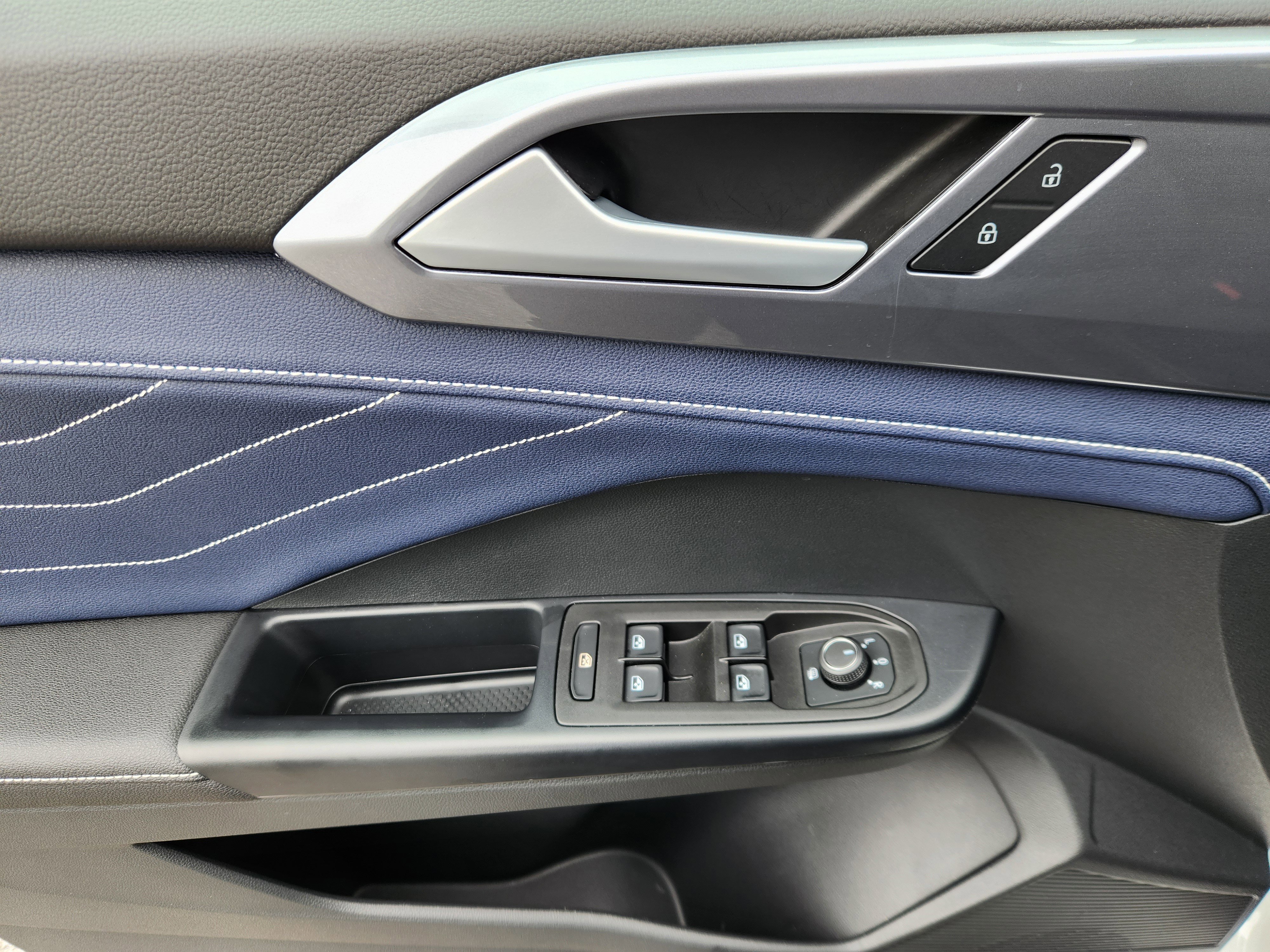 Certified 2025 Volkswagen Taos SEL w/ Black Wheel Plus Package AWD/4WD image 18