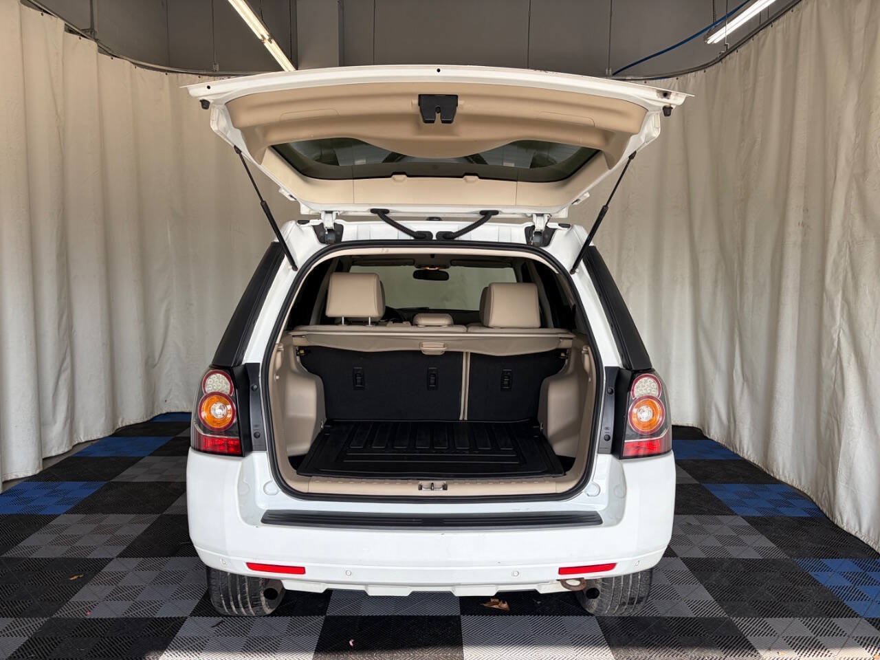Used 2015 Land Rover LR2 AWD/4WD image 10