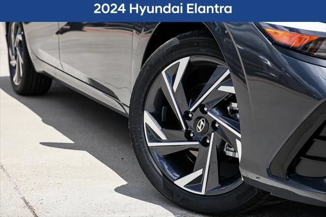 Used 2024 Hyundai Elantra SEL w/ Convenience Package FWD image 2