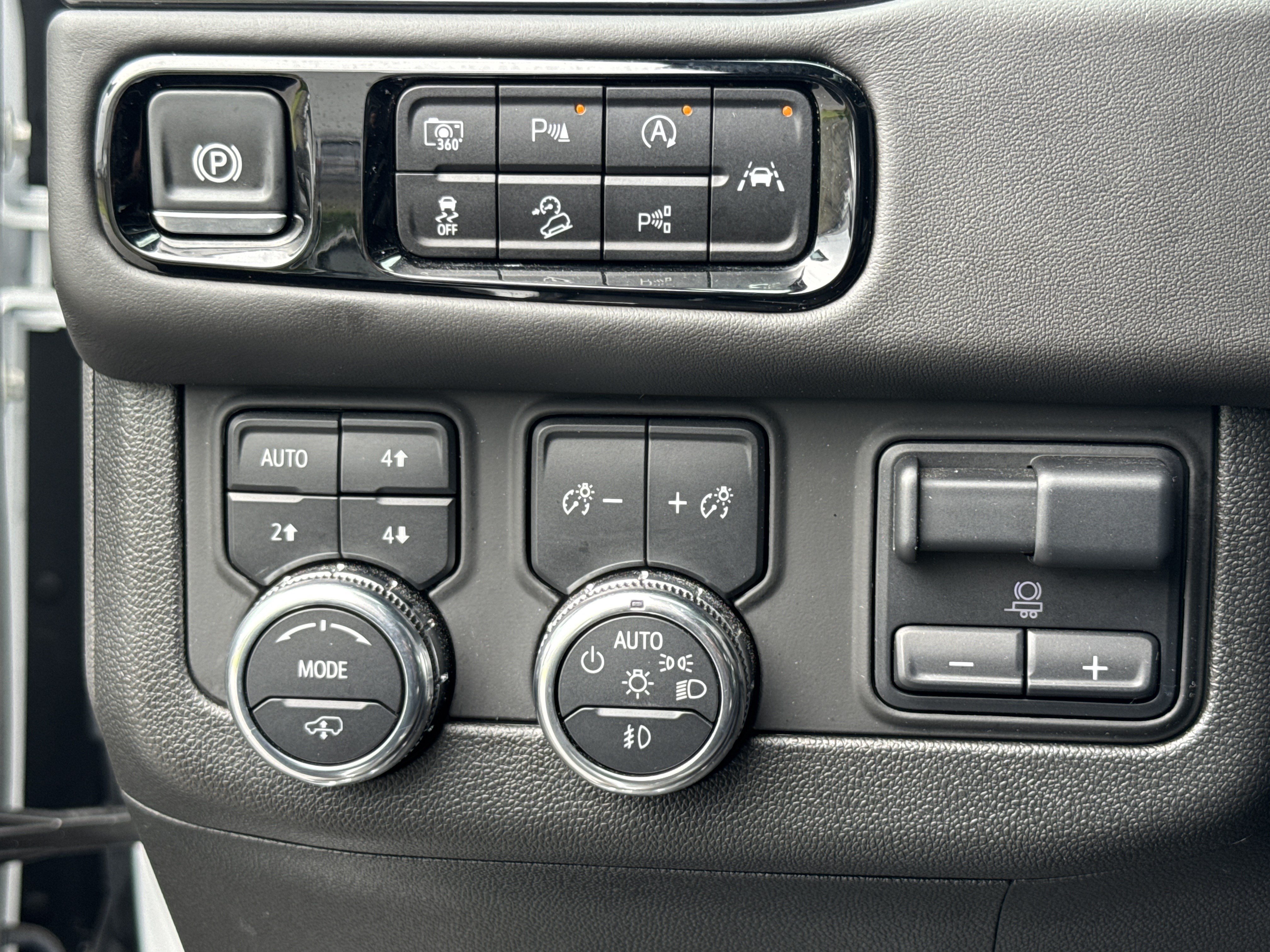 Used 2025 GMC Yukon AT4 Ultimate AWD/4WD image 20