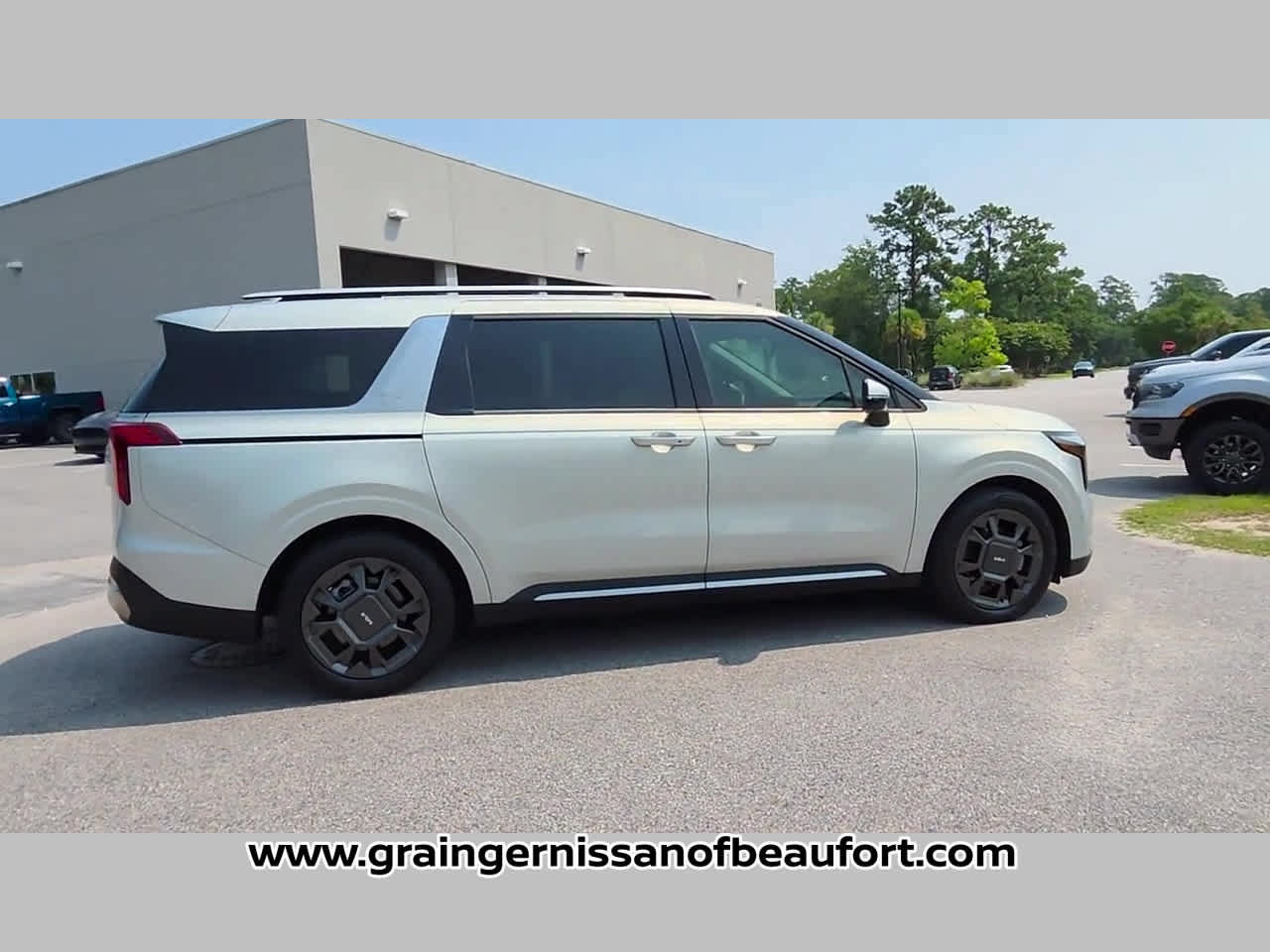 Used 2025 Kia Carnival SX FWD image 35