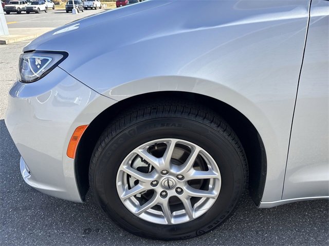 Used 2024 Chrysler Pacifica Touring-L image 18