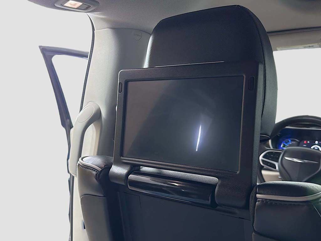Used 2023 Chrysler Pacifica Limited w/ Uconnect Theater Family Group FWD image 47