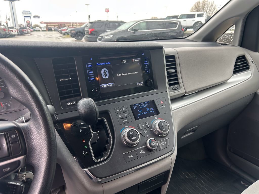 Used 2017 Toyota Sienna LE image 22