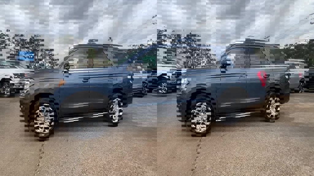 Used 2018 Ford Expedition XLT w/ Equipment Group 202A image 3