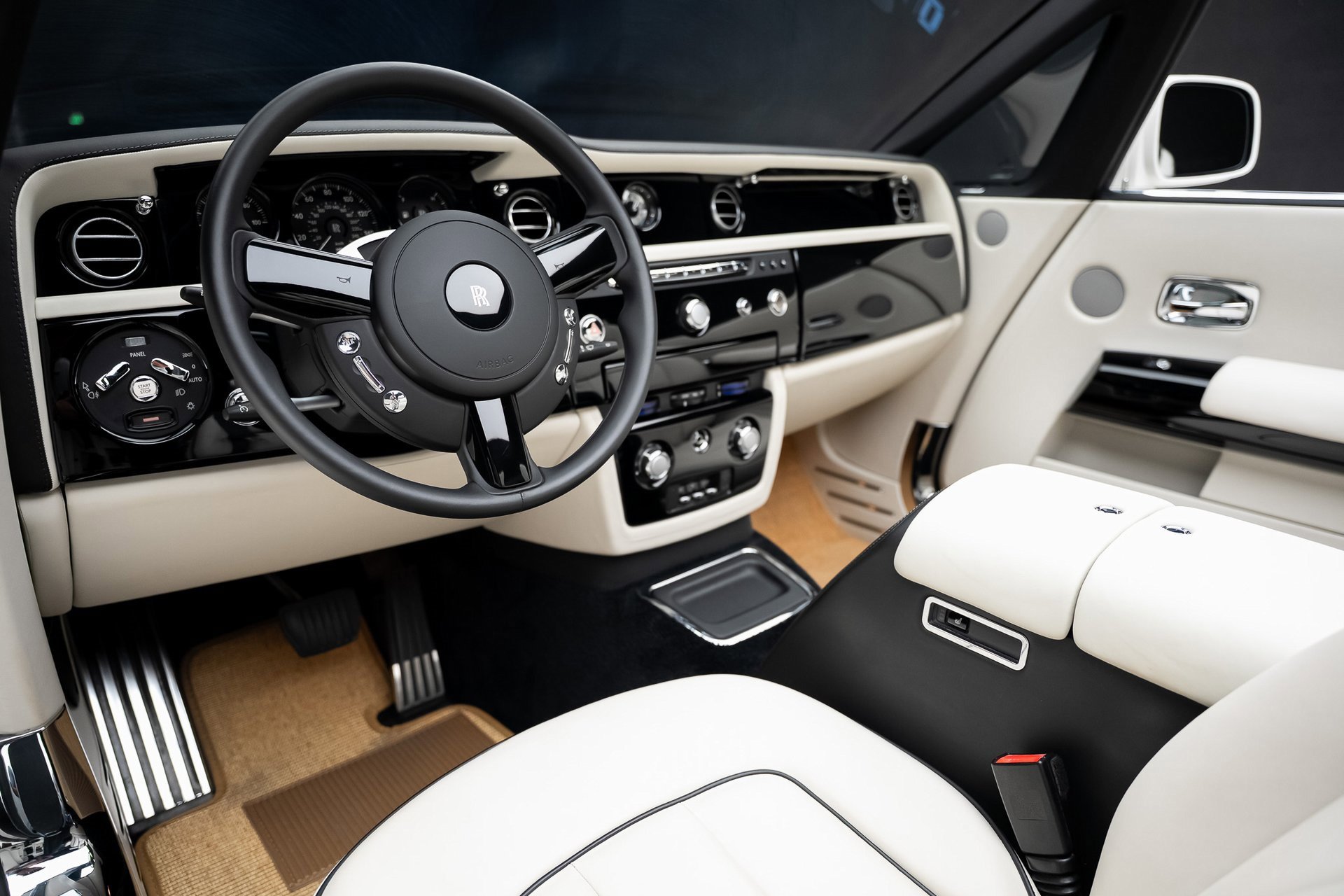 Used 2013 Rolls-Royce Phantom Drophead Coupe image 2
