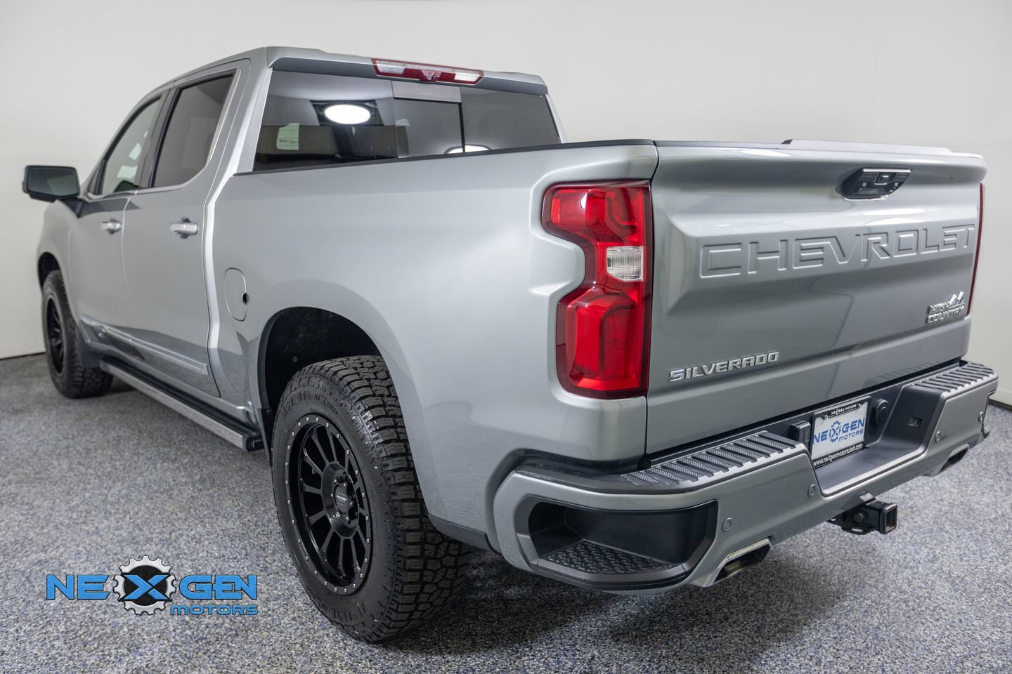 Used 2025 Chevrolet Silverado 1500 High Country w/ Technology Package AWD/4WD image 5