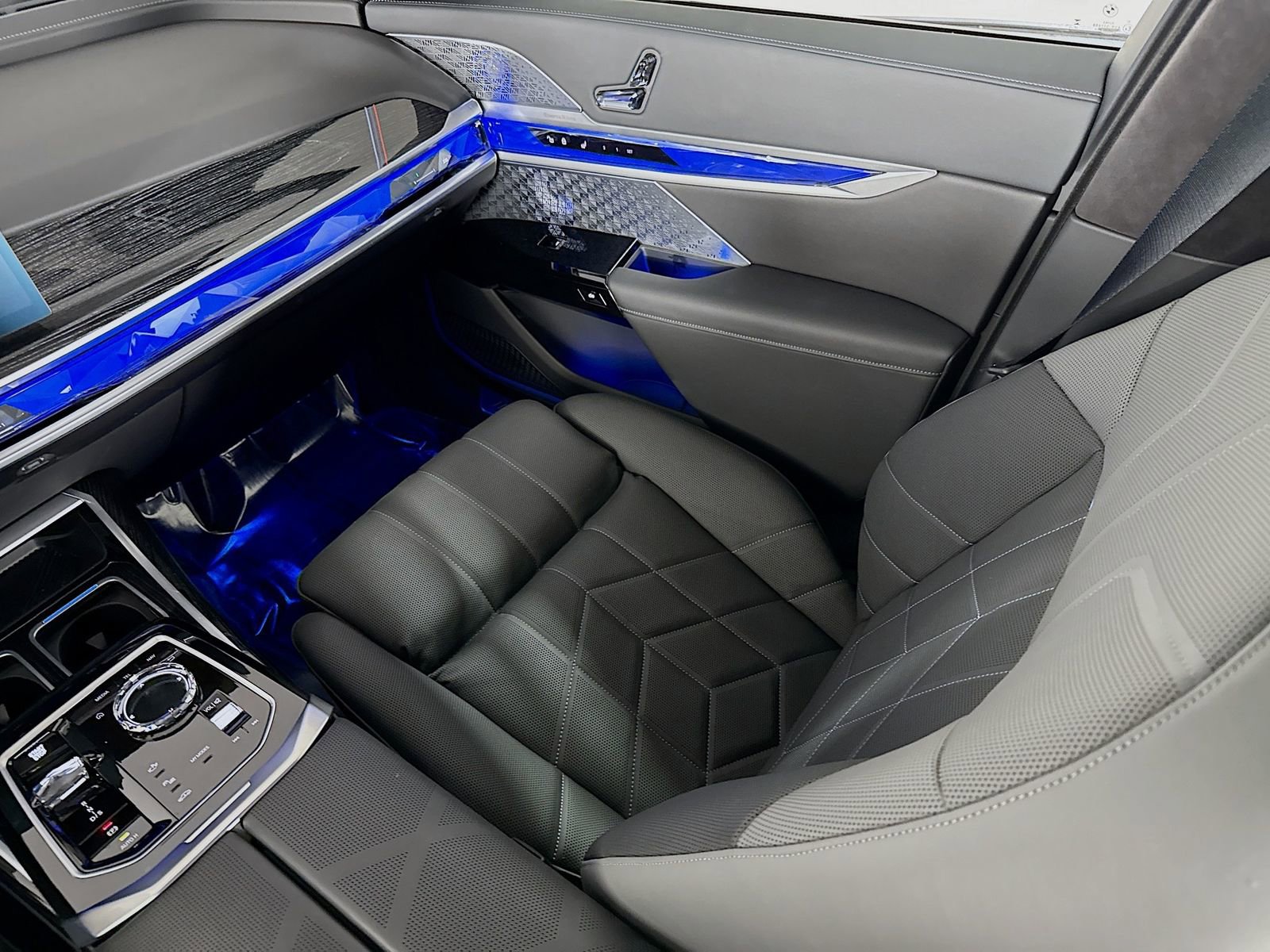 Used 2025 BMW 760i xDrive image 25