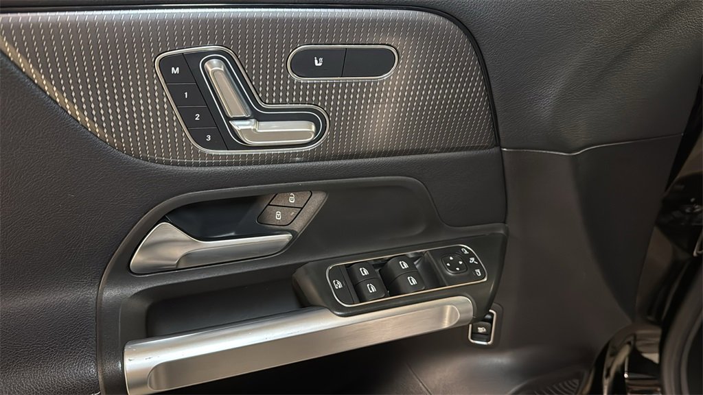 Used 2021 Mercedes-Benz GLB 250 4MATIC image 24