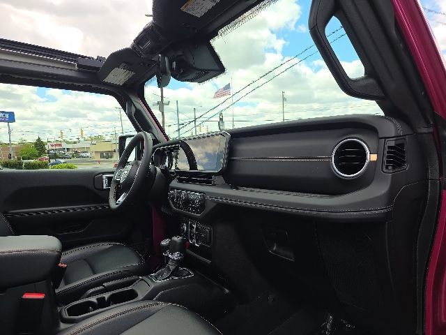Used 2024 Jeep Wrangler Unlimited Sahara w/ Technology Group AWD/4WD image 53