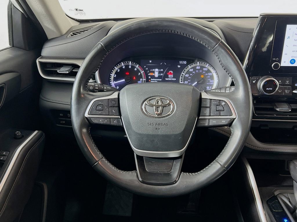 Used 2023 Toyota Highlander XLE AWD/4WD image 11