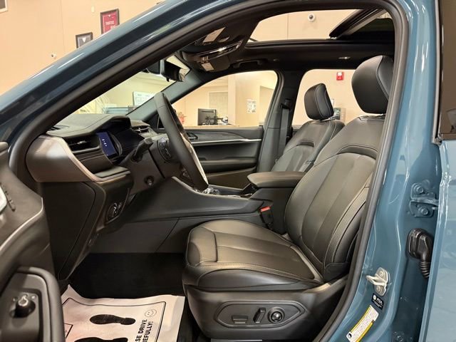 New 2026 Jeep Grand Cherokee L Limited w/ Luxury Tech Group II AWD/4WD image 13
