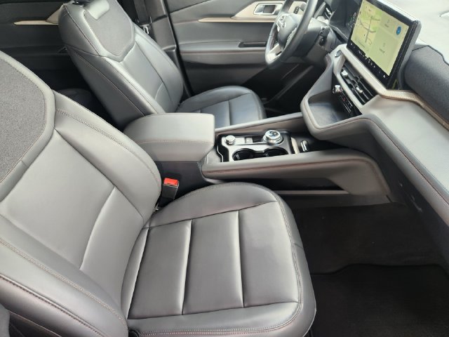 Used 2025 Ford Explorer Active w/ Active Comfort Package RWD image 15