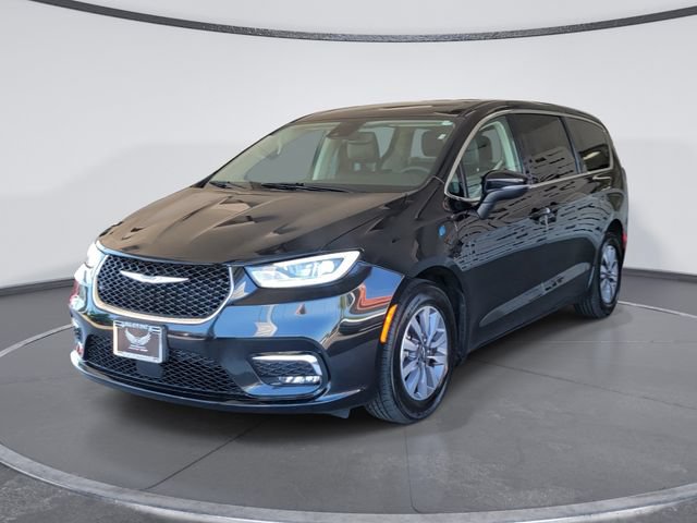 Used 2023 Chrysler Pacifica Touring-L FWD image 4