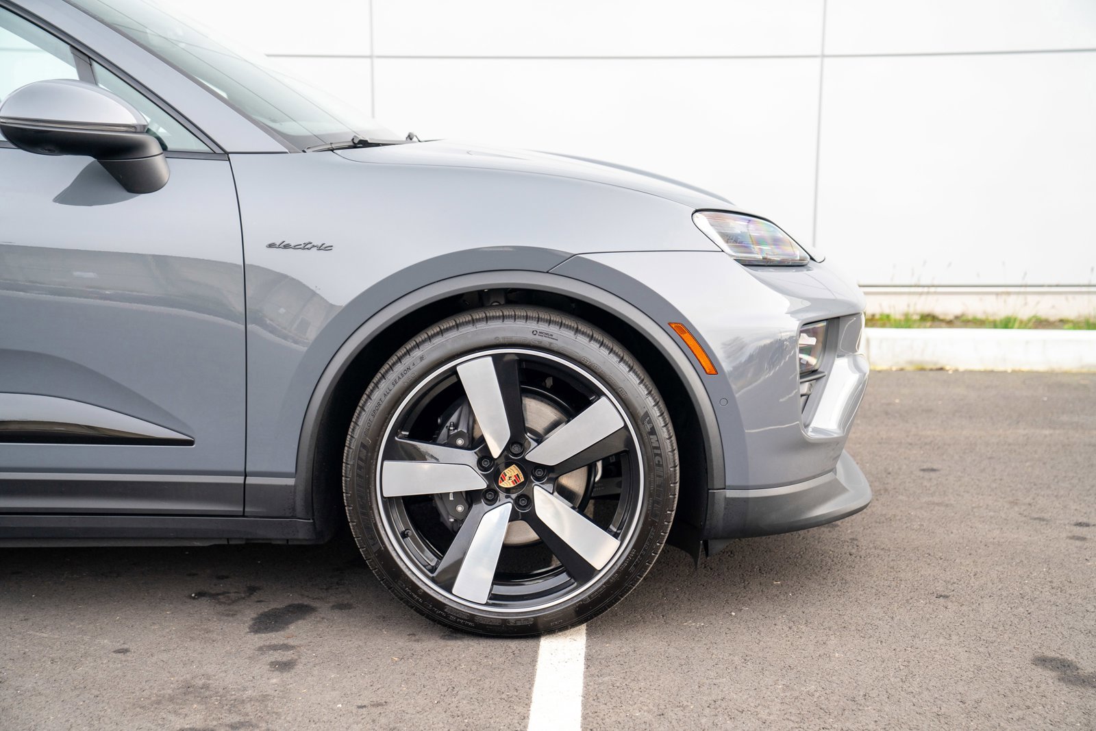 Certified 2025 Porsche Macan Electric image 9