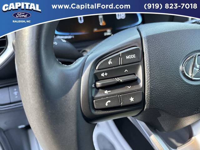 Used 2025 Hyundai Venue SEL FWD image 23