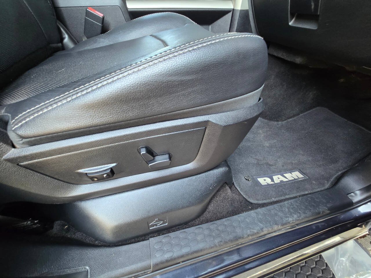 Used 2015 RAM 1500 Laramie w/ Convenience Group AWD/4WD image 29
