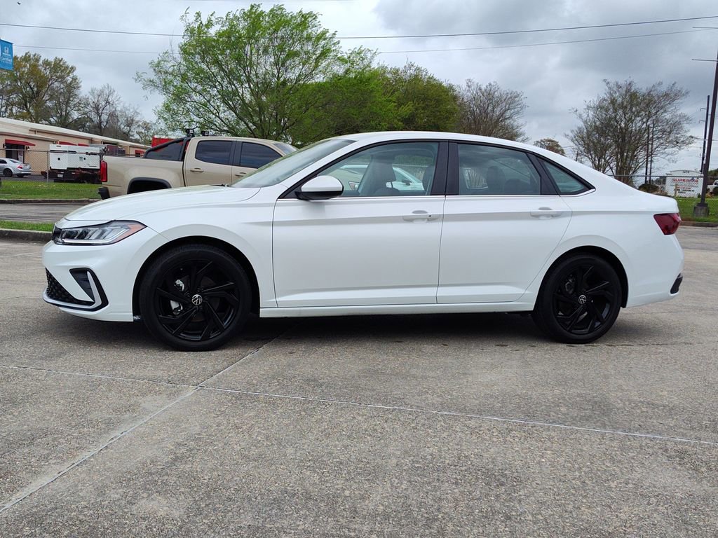 Used 2025 Volkswagen Jetta SE w/ Black Wheel Package image 3