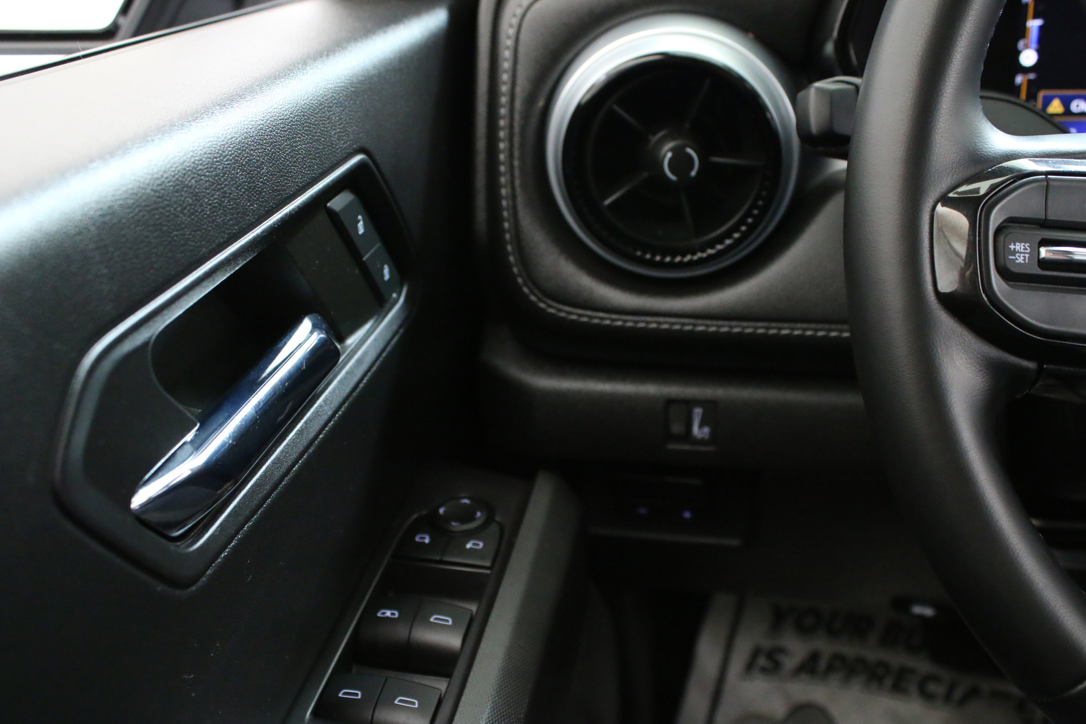 Used 2023 Chevrolet Colorado LT w/ LT Convenience Package AWD/4WD image 17