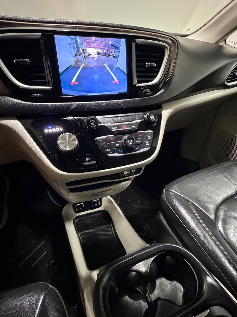 Used 2017 Chrysler Pacifica Touring-L FWD image 14