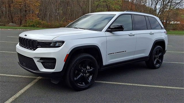 Used 2024 Jeep Grand Cherokee Altitude image 4