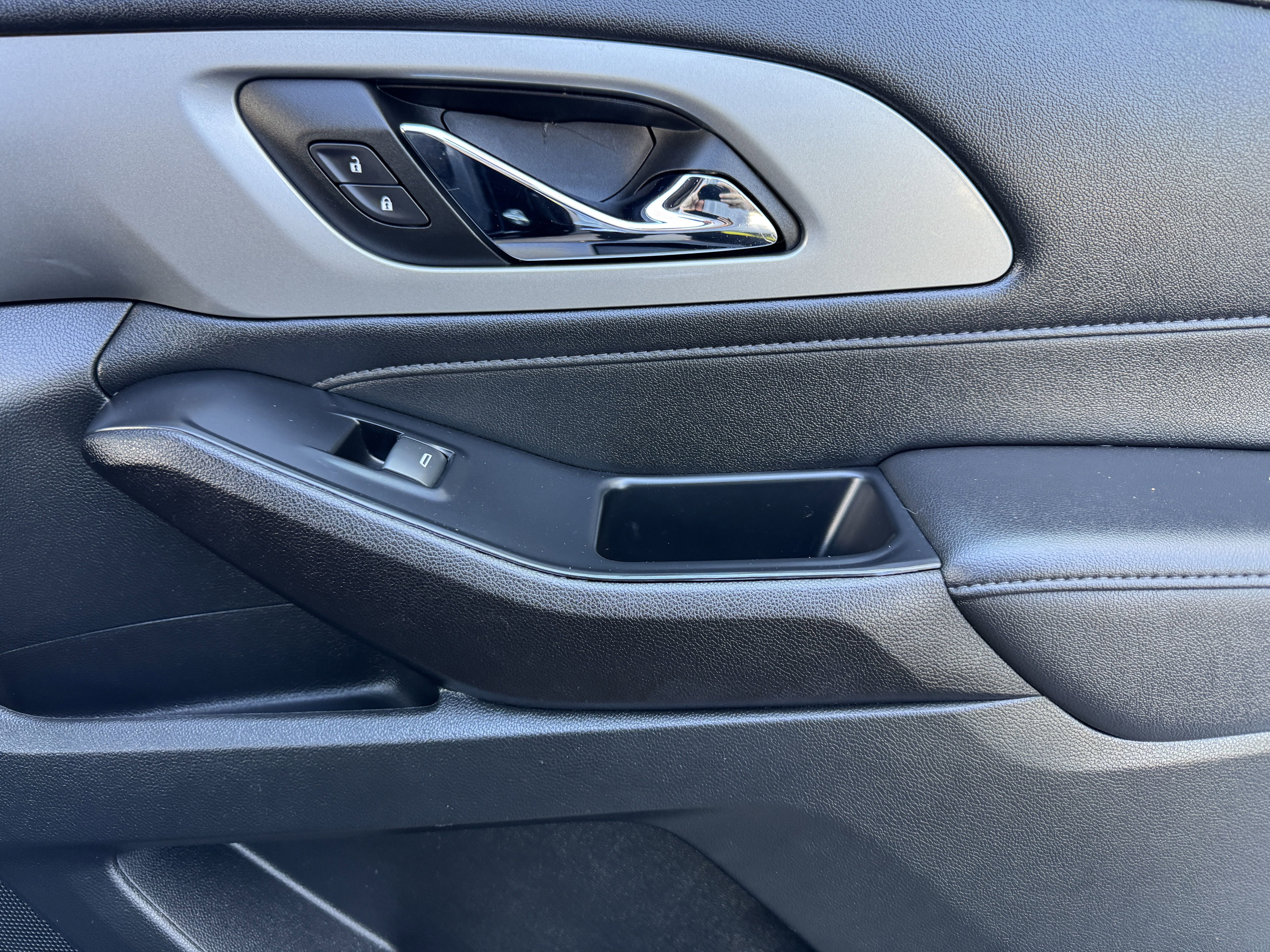 Used 2023 Chevrolet Traverse LT w/ Rear Camera Mirror Package image 17