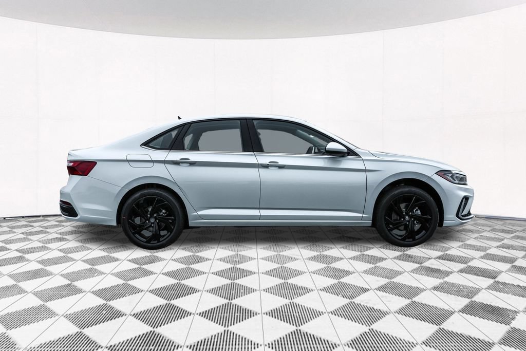 Used 2026 Volkswagen Jetta SE FWD image 10
