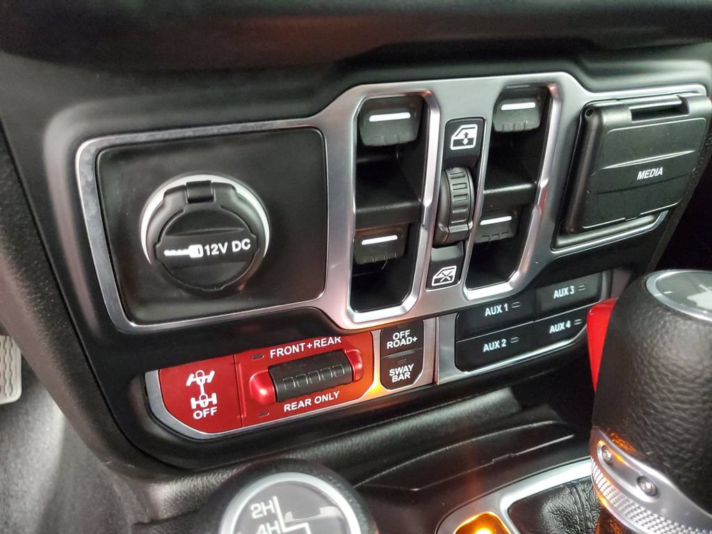 Used 2025 Jeep Wrangler Unlimited Rubicon w/ Convenience Group AWD/4WD image 19