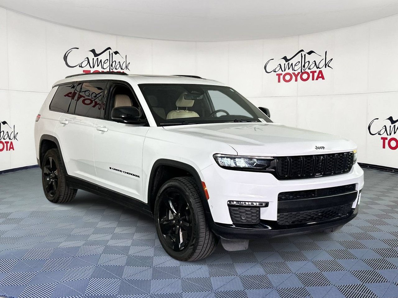 Used 2023 Jeep Grand Cherokee L Limited w/ Luxury Tech Group II AWD/4WD image 3