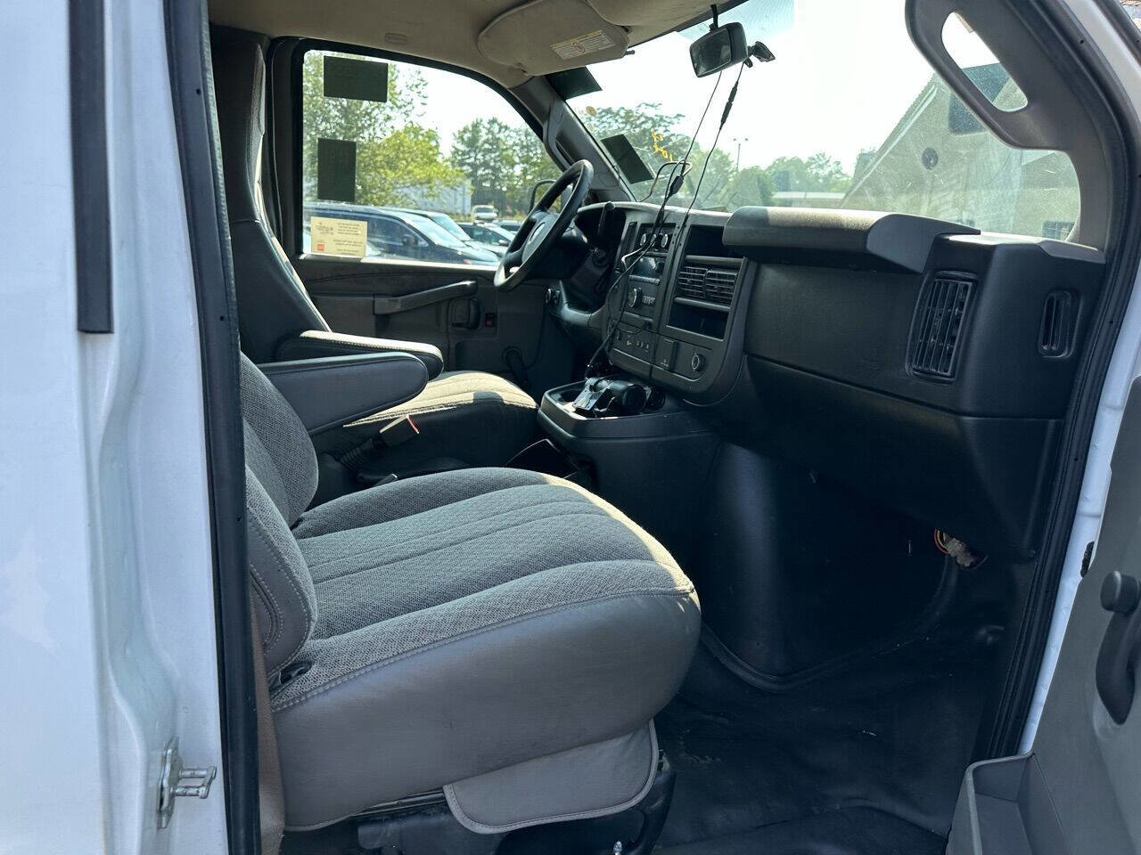 Used 2018 Chevrolet Express 3500 w/ Driver Convenience Package image 21