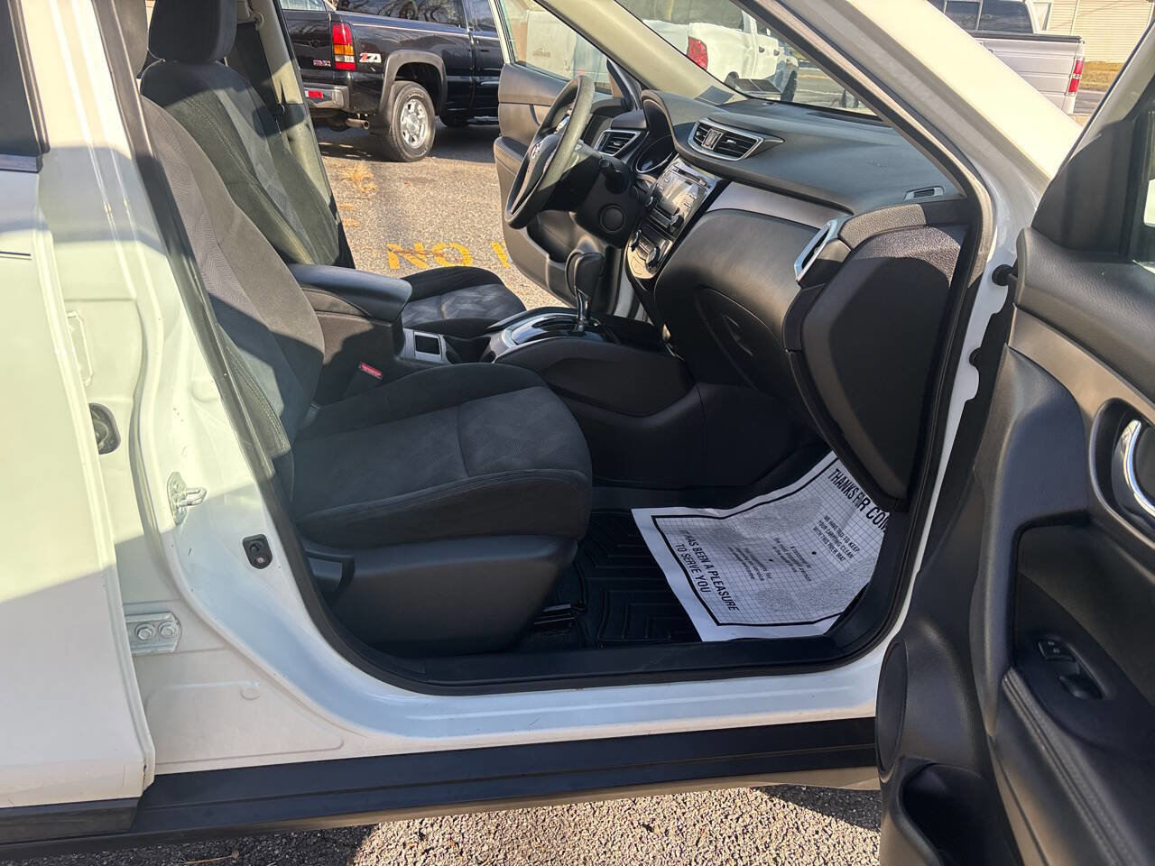 Used 2015 Nissan Rogue SV w/ SV Moonroof Package image 23